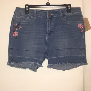 🎉PRICE DROP🎉New Flower Emb Fringe Jean Shorts 🛍